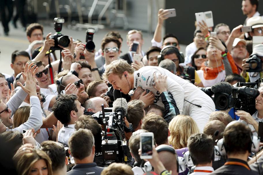 Rosberg festeggia con il team Nercedes